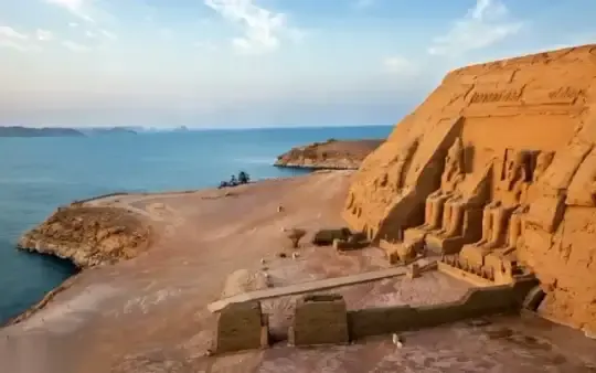 Chrámy Abú Simbel 2026: vstupenky, termíny Slunečního festivalu a jak je navštívit z Asuánu