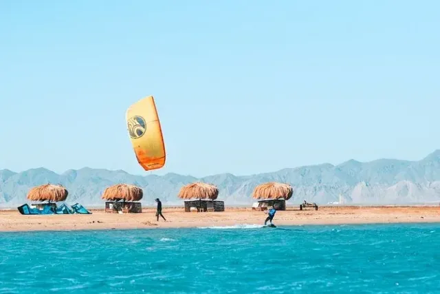 Cours de Kitesurf et Session en Lagon à El Gouna — Sports Nautiques in Hurghada