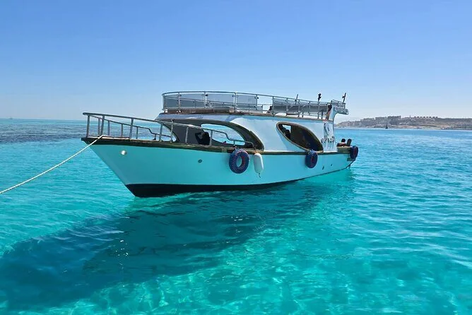 Famille profitant de la sortie en bateau
