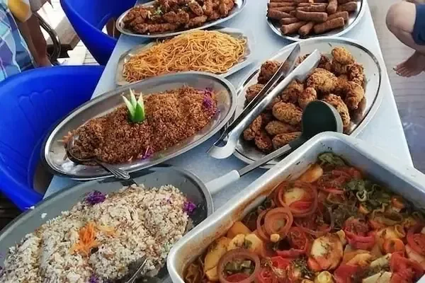 Egyiptomi ételek büféje egy hajóasztalon, köztük spagetti, rántott csirke, kofta, rizs és paradicsomos zöldségraguval