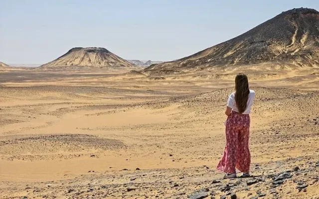 رحلة يومية خاصة إلى الصحراء السوداء وجبل الكريستال