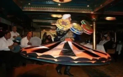 سفينتا المطعم العائم نفسهما تبحران في النهر عند الغسق وأضواؤهما تنعكس على الماء