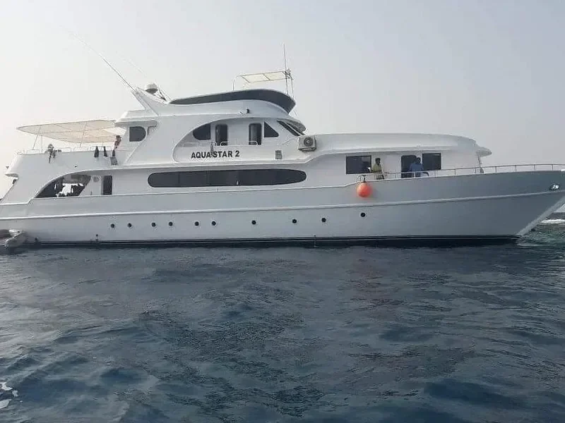 潜水船Aqua Star 2在朦胧天空下的平静开阔海域抛锚
