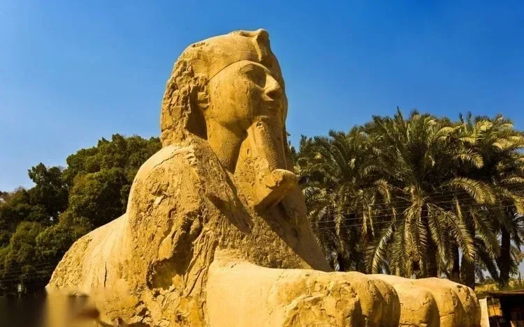 Het kolossale standbeeld van Ramses II in Memphis