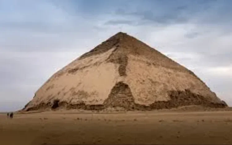 De Knikpiramide van Dahsjoer met zijn kenmerkende knik in de hellingshoek, alleen in de woestijn