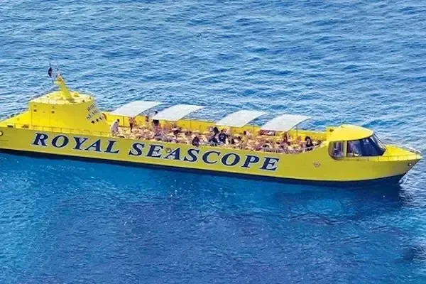 Gelbes Halbtauchboot Royal Seascope fährt über tiefblaues Wasser des Roten Meeres, Passagiere sitzen unter dem offenen Dach